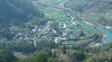 el montañas y Valle ver con el río corriendo mediante ellos en primavera foto