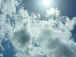 el hermosa cielo ver con el blanco nubes y azul cielo como antecedentes en verano foto