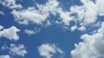 el hermosa cielo ver con el blanco nubes y azul cielo como antecedentes en verano foto