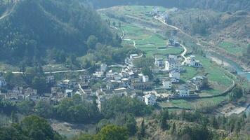 el montañas y Valle ver con el río corriendo mediante ellos en primavera foto