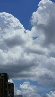 el hermosa cielo ver con el blanco nubes y azul cielo como antecedentes en verano foto