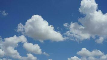 el hermosa cielo ver con el blanco nubes y azul cielo como antecedentes en verano foto