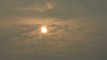 el hermosa puesta de sol ver con el edificios' silueta y naranja color cielo como antecedentes en el ciudad foto