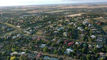 Maisons dans de banlieue Australie aérien vue de typique des rues et quartier video