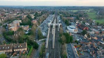 viajante trem Aproximando uma estação dentro a Reino Unido aéreo Visão video