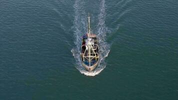 pesca nave nel il presto mattina intestazione su per mare video