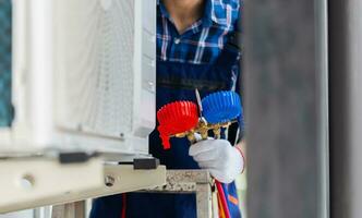 reparador fijación aire acondicionador unidad, técnico hombre instalando aire acondicionamiento en un cliente casa, mantenimiento y reparando conceptos foto