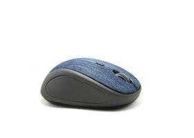 Ratón de ordenador azul de bella forma con un diseño moderno y ergonómico y ergonomía como un ratón inalámbrico sobre un fondo blanco separado. foto