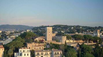 reloj torre y ciudad de cannes a amanecer video