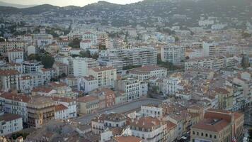 aéreo puntos de vista de cannes y el ciudad en el temprano Mañana video