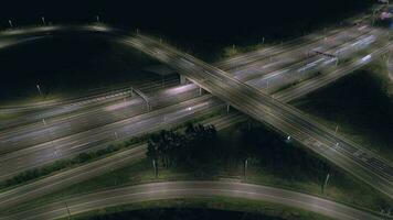 aéreo hora lapso de vehículos en un autopista a noche video