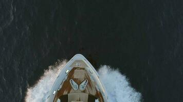 arco de un Embarcacion Moviente mediante el Oceano video