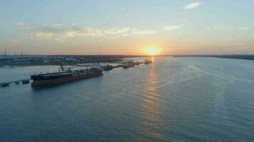 pôr do sol sobre Southampton docas com navios ser carregado com carga video