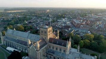 amanecer aéreo ver de el ciudad de S t albanes y sus catedral en Inglaterra video