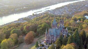 alt Schloss mit Blick auf das Fluss Rhein im Deutschland im das fallen video