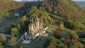 alt Schloss mit Blick auf das Fluss Rhein im Deutschland im das fallen video