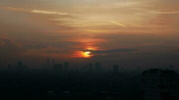 puesta de sol en la ciudad foto