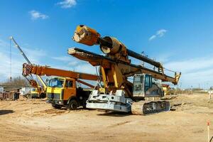 el construcción sitio para el autopista con pesado equipo. dos rotacional ejercicios, levantamiento grua foto