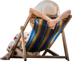 Rückseite Aussicht von entspannen Reisender asiatisch Frau Sitzung auf Strand Stuhl isoliert transparent Hintergrund png