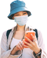 giovane adulto asiatico donna viaggiatore isolato ritagliare utilizzando mobile Telefono App per viaggio servizio png