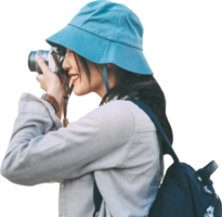 jung Erwachsene asiatisch Frau Reisender mit Kamera und Rucksack isoliert ausgeschnitten Weiß Hintergrund png