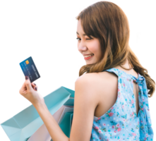 retrato de joven adulto asiático mujer utilizando crédito tarjeta para sin efectivo pago con compras pantalones aislado antecedentes png