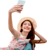 relaxar jovem ásia mulher selfie com Smartphone em de praia cadeira isolado transparente fundo png