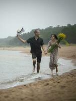 romántico joven Pareja en amor en el playa foto