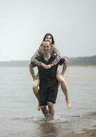 romántico joven Pareja en amor en el playa foto