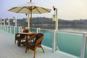 mesa y sillas en el cubierta de un crucero Embarcacion con mekong río ver en Laos. foto