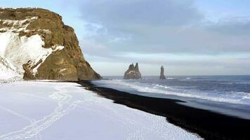 reynisdrangar columnas y el negro arena playa en Islandia video