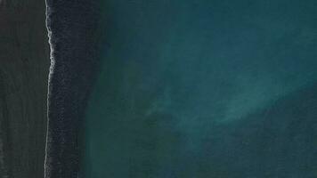 Haut vue de une fille en marchant sur le plage avec noir sable, côte de le atlantique océan. Ténérife, canari îles, Espagne video