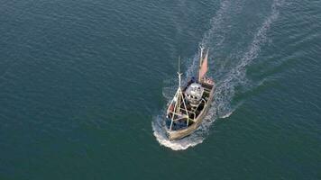visvangst boot in de vroeg ochtend- rubriek uit naar zee video