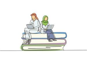 Dibujo de línea continua única pareja árabe con portátil sentado en una pila de libros juntos. autónomo, educación a distancia, cursos online, estudio. Ilustración de vector de diseño gráfico de dibujo de una línea