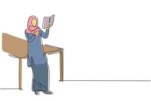 dibujo de línea continua única mujer árabe leyendo, aprendiendo y de pie alrededor de la mesa. estudiar en biblioteca. estudiante inteligente, concepto de educación. Ilustración de vector de diseño gráfico de dibujo de una línea dinámica