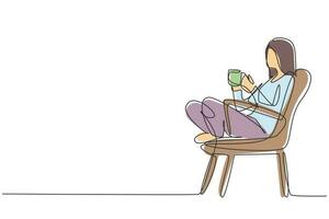 dibujo continuo de una línea a la hora del té. relajada hermosa chica sentada en una silla moderna, disfrutando de un café caliente frente a la ventana, vista lateral, espacio libre. Ilustración gráfica de vector de diseño de dibujo de una sola línea