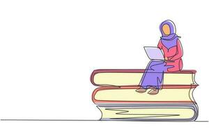 Dibujo de una línea continua Mujer árabe estudiando con una computadora portátil y sentada en una pila de libros grandes. regreso al campus, estudiante inteligente, educación en línea. Ilustración gráfica de vector de diseño de línea única
