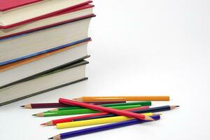 apilar de libros y difuminar lápiz en blanco antecedentes selectivo enfocar. conocimiento y educación concepto. foto