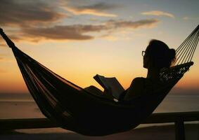 mujer con libro en hamaca. generar ai foto