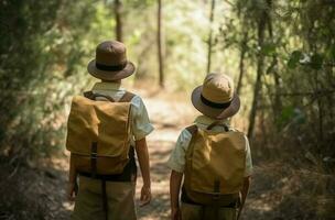 espalda ver de explorar Niños en bosque. generar ai foto