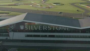 lever du soleil vue de le Silverstone course circuit à le international fosse tout droit video