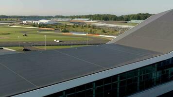 nascer do sol Visão do a Silverstone raça o circuito às a internacional Cova em linha reta video