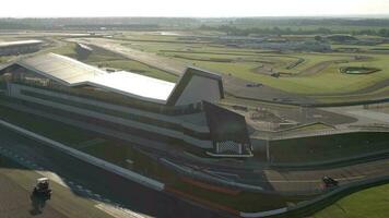 le aile de Silverstone course Piste et international fosse tout droit dans le Matin video