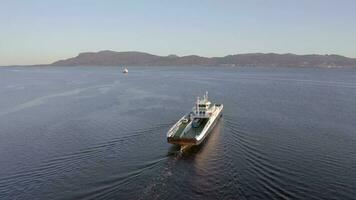 norueguês balsa serviço cruzando uma fiorde carregando passageiros e veículos video