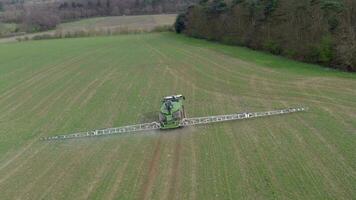 terras agrícolas ser pulverizado com controverso glifosato herbicida video