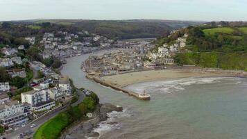 das Küsten Stadt, Dorf von looe im Cornwall Vereinigtes Königreich gesehen von das Luft video