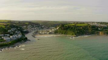das Küsten Stadt, Dorf von looe im Cornwall Vereinigtes Königreich gesehen von das Luft im das Sommer- video