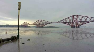 ein Eisenbahn Brücke Kreuzung das her von Förde im Schottland video