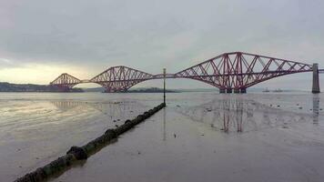 un ferrocarril puente cruce el adelante de estuario en Escocia video