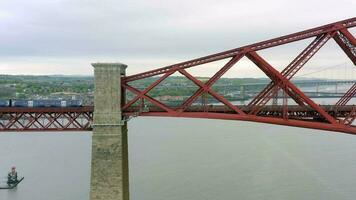 ein Pendler Zug Kreuzung ein Brücke im Schottland video